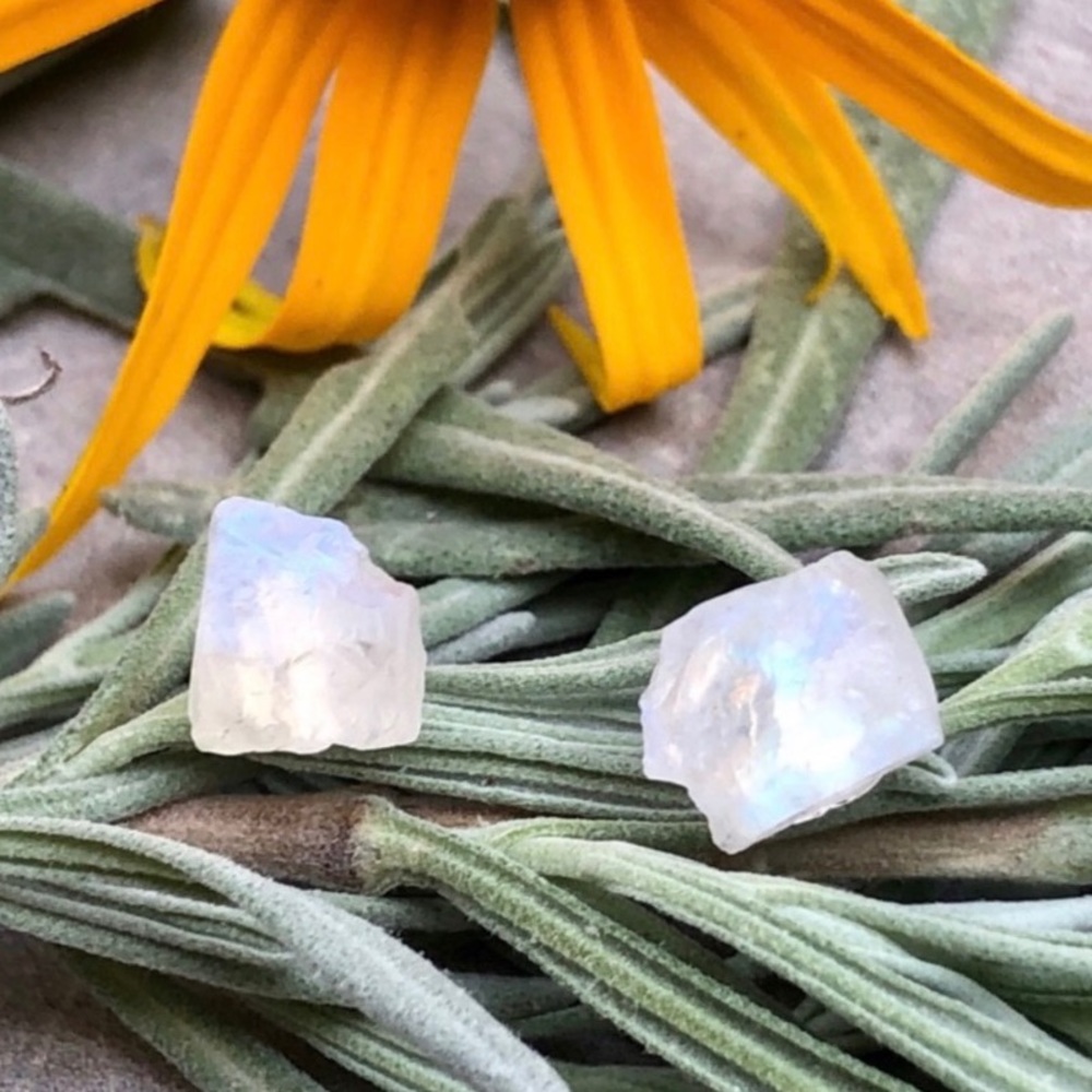 🆕 New Raw Rainbow Moonstone Crystal Stud Gemstone Earrings - Picture 3 of 8